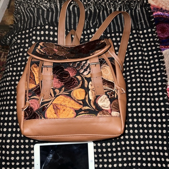 Handmade leather backpack embroidered - Picture 5 of 7